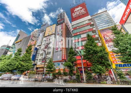 Motion blurred personnes marchant le long des magasins et les panneaux colorés à Akihabara Electric Town. Tokyo, Japon Banque D'Images