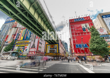 Annonces Bilboard colorés Motion Blurred foule à Chuo Dori et franchissement de ligne Sobu-sen à Akihabara Electric Town, Tokyo, Japon Banque D'Images