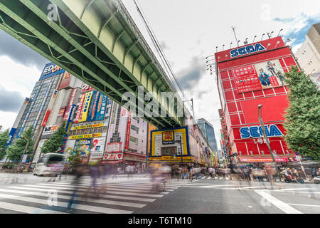 Annonces Bilboard colorés Motion Blurred foule à Chuo Dori et franchissement de ligne Sobu-sen à Akihabara Electric Town, Tokyo, Japon Banque D'Images