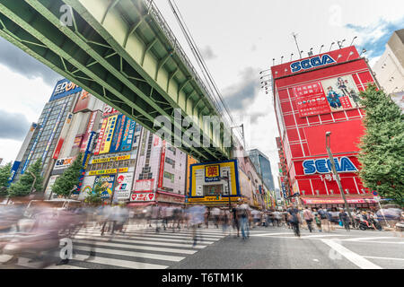 Annonces Bilboard colorés Motion Blurred foule à Chuo Dori et franchissement de ligne Sobu-sen à Akihabara Electric Town, Tokyo, Japon Banque D'Images