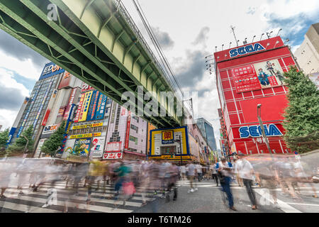 Annonces Bilboard colorés Motion Blurred foule à Chuo Dori et franchissement de ligne Sobu-sen à Akihabara Electric Town, Tokyo, Japon Banque D'Images