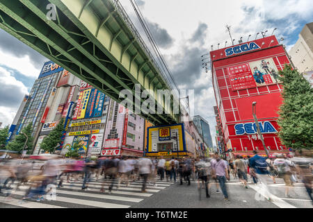 Annonces Bilboard colorés Motion Blurred foule à Chuo Dori et franchissement de ligne Sobu-sen à Akihabara Electric Town, Tokyo, Japon Banque D'Images