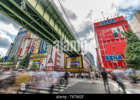 Annonces Bilboard colorés Motion Blurred foule à Chuo Dori et franchissement de ligne Sobu-sen à Akihabara Electric Town, Tokyo, Japon Banque D'Images