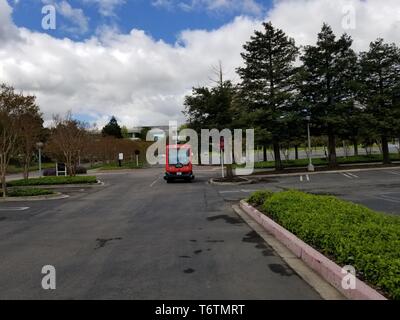 Navette sans conducteur de l'entreprise véhicule conduite facile 1,6 km conduisant par l'Évêque Ranch office park à San Ramon, Californie, la première navette autonome entièrement autorisé à conduire sur la voie publique dans l'État de Californie, le 16 avril 2019. () Banque D'Images