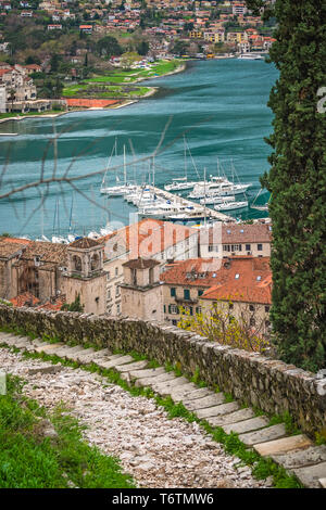 Sentier pierreux et les étapes menant à la forteresse de Kotor Banque D'Images