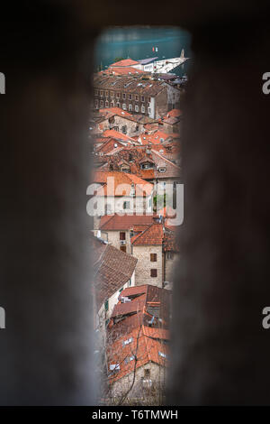 La vieille ville de Kotor vu par le trou de vieux murs Banque D'Images
