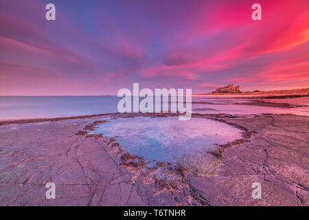 Château de Bamburgh Northumberland au coucher du soleil Banque D'Images