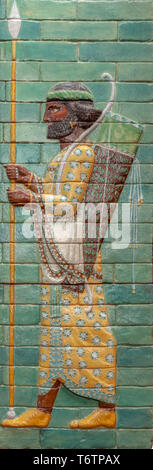 Carreaux de brique vernissée de secours 'Persan' immortels de guerriers de l'Empire achéménide du palais de Darius I à Suse, Iran Banque D'Images