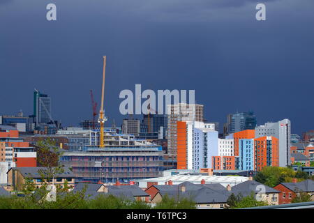 Leeds City skyline juste avant une tempête. Banque D'Images