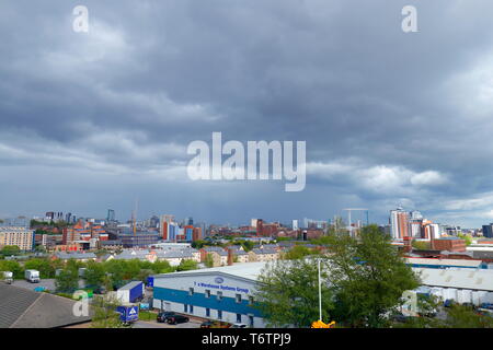 Leeds City skyline juste avant une tempête. Banque D'Images