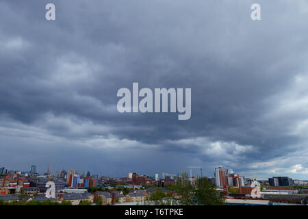 Leeds City skyline juste avant une tempête. Banque D'Images