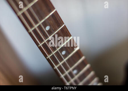 Cordes guitare acoustique avec des hommes de main de jouer les accords Banque D'Images
