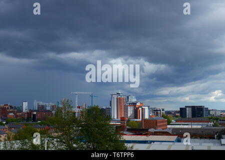 Leeds City skyline juste avant une tempête. Banque D'Images