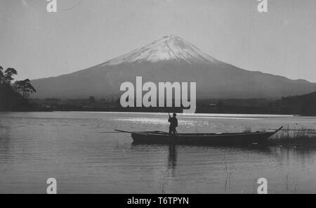 Photo de l'aviron pêcheur le bateau sur un lac près du Mont Fuji, Japon, 1920. À partir de la Bibliothèque publique de New York. () Banque D'Images