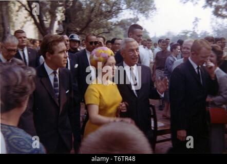 Une foule entoure Caltech Le président Lee Alvin DuBridge alors qu'il escorte la princesse Margaret et son mari, Lord Snowdon, lors de leur visite à l'Institut de technologie de Californie, campus de Pasadena, en Californie, le 9 novembre 1965. L'image de courtoisie des Archives nationales. () Banque D'Images