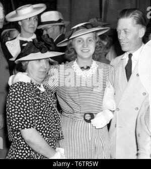 Première Dame Bess Truman, sa fille Margaret Truman, et directeur de campagne Victor Messall, de la taille, posant ensemble à un rassemblement pour la campagne 1940 réélection du président Harry Truman, Boone, North Carolina, 1940. L'image de courtoisie des Archives nationales. () Banque D'Images