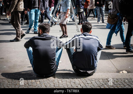 Deux hommes assis sur un trottoir de derrière Banque D'Images