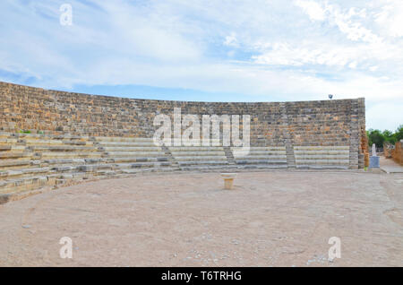 Bien préservé ruines de Salamis ancien théâtre près de Famagouste, dans le nord de Chypre. Stone tribuns du théâtre en plein air pris avec ciel nuageux au-dessus. Avec la vue historique, attraction populaire. Banque D'Images