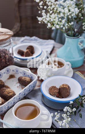 Gâteau traditionnel russe avec le cacao en forme de boule. Table de petit-déjeuner servi avec des tasses de thé et un dessert Banque D'Images