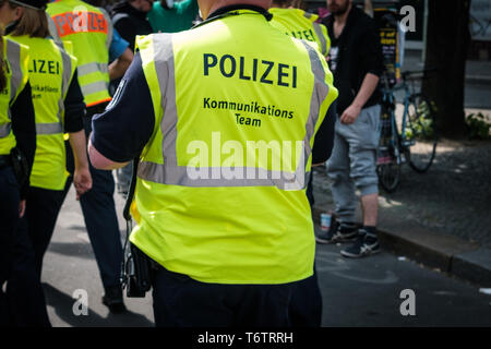 Berlin, Allemagne - 01 mai 2019 : la police allemande par derrière dans la foule street parade le jour de la fête du travail à Berlin Banque D'Images