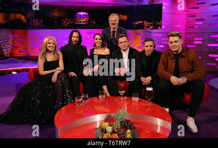 Graham Norton avec l'hôte (assis, de gauche à droite) Kylie Minogue, Keanu Reeves, Suranne Jones, Taron Egerton, Jamie Bell et Michael Rice pendant le tournage pour le Graham Norton Show à BBC Television Centre 6 Studioworks, Wood Lane, Londres, pour être diffusé sur BBC One le vendredi soir. Banque D'Images