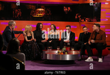 (De gauche à droite) l'hôte Graham Norton, Kylie Minogue, Keanu Reeves, Suranne Jones, Taron Egerton, Jamie Bell et Michael Rice pendant le tournage pour le Graham Norton Show à BBC Television Centre 6 Studioworks, Wood Lane, Londres, pour être diffusé sur BBC One le vendredi soir. Banque D'Images