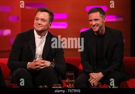 (De gauche à droite) Taron Egerton et Jamie Bell pendant le tournage pour le Graham Norton Show à BBC Television Centre 6 Studioworks, Wood Lane, Londres, pour être diffusé sur BBC One le vendredi soir. Banque D'Images