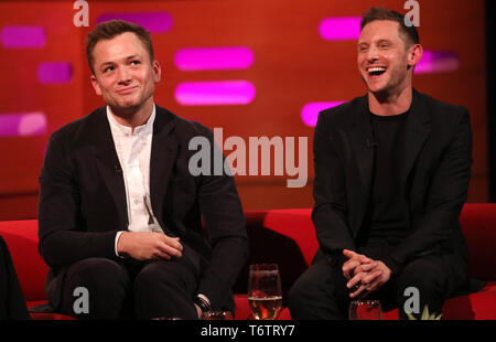 (De gauche à droite) Taron Egerton et Jamie Bell pendant le tournage pour le Graham Norton Show à BBC Television Centre 6 Studioworks, Wood Lane, Londres, pour être diffusé sur BBC One le vendredi soir. Banque D'Images