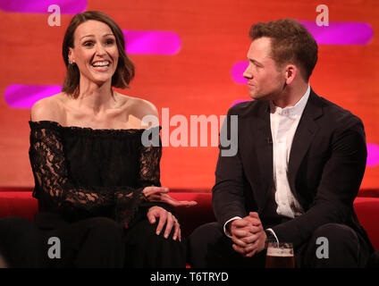 (De gauche à droite) Suranne Jones et Taron Egerton pendant le tournage pour le Graham Norton Show à BBC Television Centre 6 Studioworks, Wood Lane, Londres, pour être diffusé sur BBC One le vendredi soir. Banque D'Images