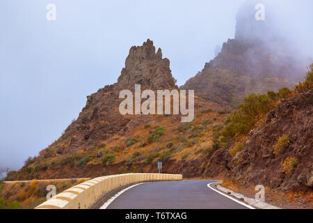 Célèbre canyon Masca dans le brouillard à l'île des Canaries - Tenerife Banque D'Images
