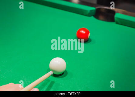 Boules de billard sur la table verte piscine Banque D'Images