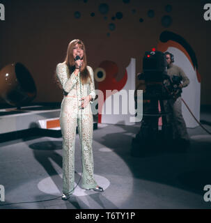 Die deutsche Sängerin und Schauspielerin Katja Ebstein während eines Auftritts im Fernsehen, Deutschland 1970 er. L'actrice et chanteuse allemande Katja Ebstein lors d'une apparition à la télévision, l'Allemagne des années 1970. Banque D'Images