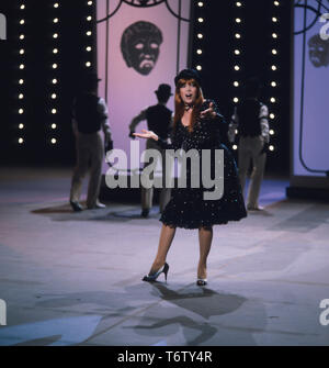 Die deutsche Sängerin und Schauspielerin Katja Ebstein während eines Auftritts im Fernsehen, Deutschland 1970 er. L'actrice et chanteuse allemande Katja Ebstein lors d'une apparition à la télévision, l'Allemagne des années 1970. Banque D'Images