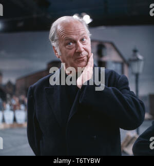 Der deutsch-Österreichische Bühnen- und Filmschauspieler Porträtaufnahmen Curd Jürgens posiert für während Dreharbeiten, années 70 er. La scène et l'acteur Curd Jürgens pose pour des portraits au cours de certains tournages, 1970 Banque D'Images