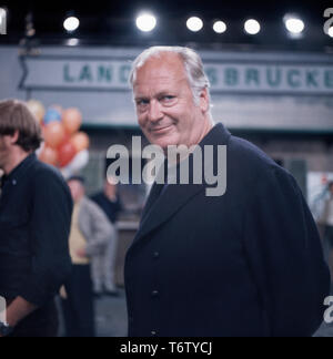 Der deutsch-Österreichische Bühnen- und Filmschauspieler Porträtaufnahmen Curd Jürgens posiert für während Dreharbeiten, années 70 er. La scène et l'acteur Curd Jürgens pose pour des portraits au cours de certains tournages, 1970 Banque D'Images