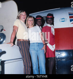 Der Deutsche Sänger, Synchronsprecher Volker Lechtenbrink Acteurs et Actrices und an Bord eines Flugzeugs mit den Lebenspartnerin damaligen seineurs dans années 70 er. L'Allemand chanteur, acteur et comédien de doublage Volker Lechtenbrink à bord d'un avion avec son ancien partenaire dans les années 1970 Banque D'Images