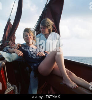 Der Deutsche Sänger, acteurs et actrices und Synchronsprecher verbingt Volker Lechtenbrink einen Abend auf einem Boot mit senneur damaligen Freundin, 197er. L'acteur et chanteur allemand, Volker Lechtenbrink comédien passe une soirée sur un bateau avec sa petite amie, années 1970. Banque D'Images