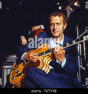 Gerd Woody Bienert, österreichischer Jazzgitarrist, Deutschland ca. 1989. Guitariste de jazz autrichien Gerd Woody Bienert, Allemagne ca. 1989. Banque D'Images