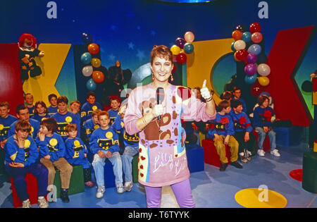 Nicole Bierhoff, deutsche Moderatorin der Kindersendung "Klack' bei RTL plus dans Köln, Deutschland 1992. Présentateur de télévision allemande Nicole Bierhoff au studio de son spectacle pour enfants "Klack' à Cologne, Allemagne 1992. Banque D'Images