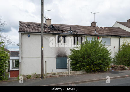 Monte à bord et l'épave abîmée dans maisons conseil Gildas Avenue dans le Kings Norton banlieue de Birmingham, UK Banque D'Images