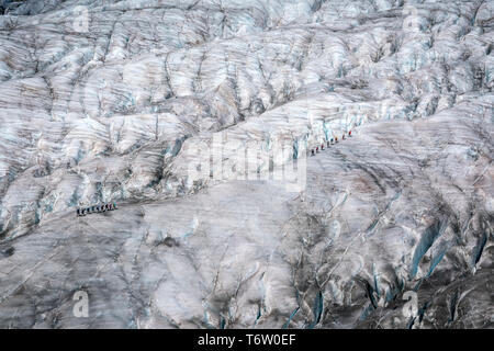 Grand Glacier d'Aletsch à partir d'un modèle de la ci-dessus qui montre la glace et les crevasses avec deux groupes de randonneurs dans la distance Banque D'Images
