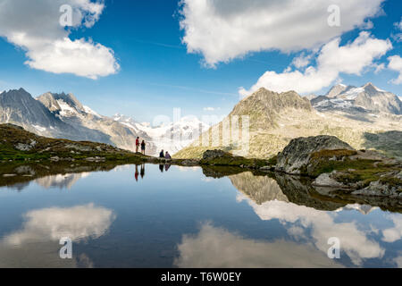 Vue sur un lac de montagne avec des réflexions du ciel et le grand glacier d'Aletsch en arrière-plan. Banque D'Images