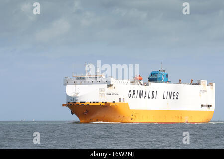 Les Grimaldi Lines, Car Carrier, Gran Bretagna, se déplaçant dans le chenal profond comme elle s'approche du port de Southampton, Royaume-Uni. Avril 2019. Banque D'Images