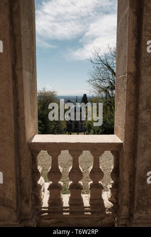 Vue de la XIV chapelle sur le chemin de la route de pèlerinage historique du mont sacré ou Sacro Monte de Varese, Italie - Piémont Banque D'Images