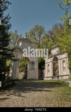 Vue de la XIV chapelle sur le chemin de la route de pèlerinage historique du mont sacré ou Sacro Monte de Varese, Italie - Piémont Banque D'Images