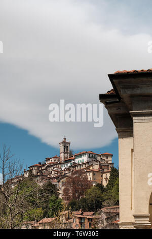 Vue sur le village dans le Sacro Monte di Varese dans une journée ensoleillée, Patrimoine Mondial de l'espace négatif - corps de texte Banque D'Images