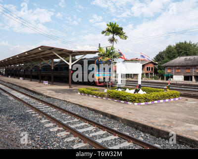 Automotrices diesels (DMU) du train express spacial en milieu urbain de la ligne nord staition,Thaïlande. Banque D'Images