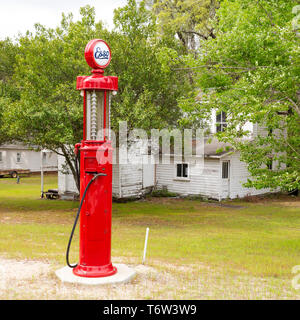 Une pompe à essence vintage en Caroline du Sud, USA. L'embout se bloque à partir de la pompe en métal rouge. Banque D'Images