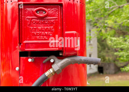 Une pompe à essence vintage en Caroline du Sud, USA. L'embout se bloque à partir de la pompe en métal rouge. Banque D'Images