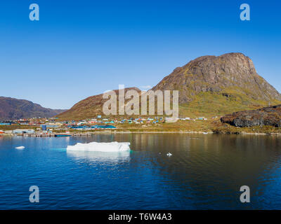 Icebergs et Narsaq ville, fjord Tunulliarfik, Sud du Groenland Banque D'Images